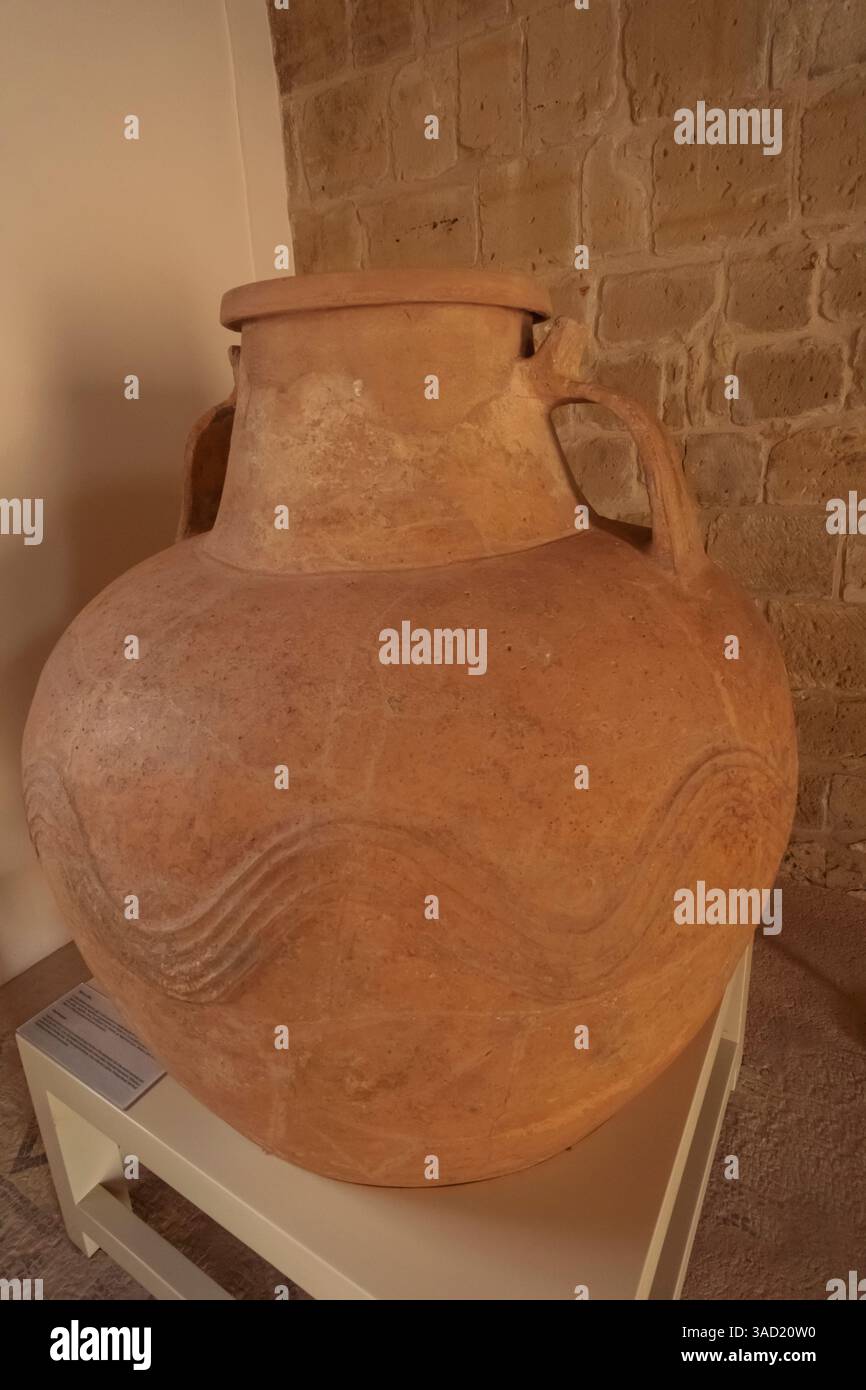 Cipro, Paphos, Kouklia, Palaepafos, il santuario e il museo di Afrodite, esposizione di vasetti di deposito dell'argilla dal 14 a.C. Foto Stock