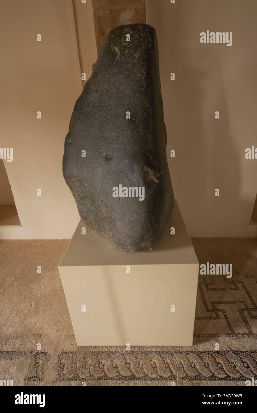 Cipro, Paphos, Kouklia, Palaepafos, santuario e museo di Afrodite, esposizione di pietra Sacra (Baetyl) il simbolo del culto di Afrodite Foto Stock