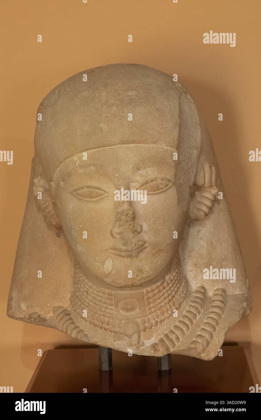 Cipro, Paphos, Kouklia, Palaepafos, santuario e museo di Afrodite, testa calcarea di una statua femminile Foto Stock