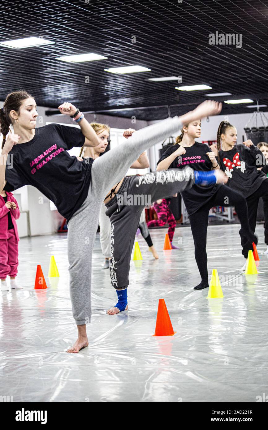 Le giovani donne superano i test nella palestra di kickboxing WAKO nel distretto di Obolon a Kiev, gestita dal campione del mondo Pavel Zamyatin. Il calcio WAKO richiede abilità versitili Foto Stock