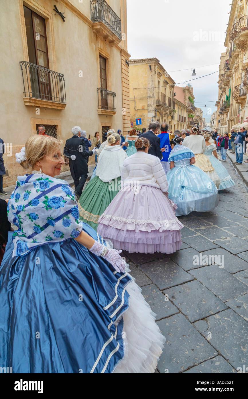 Partecipanti che indossano costumi storici, noto, Valle di noto, Sicilia, Italia Foto Stock