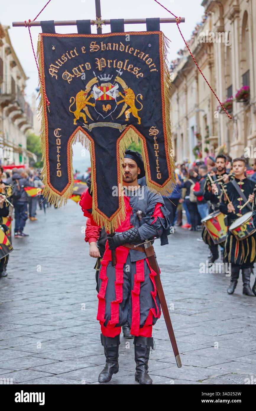 Partecipanti che indossano costumi storici in sfilata, noto, Valle di noto, Sicilia, Italia Foto Stock