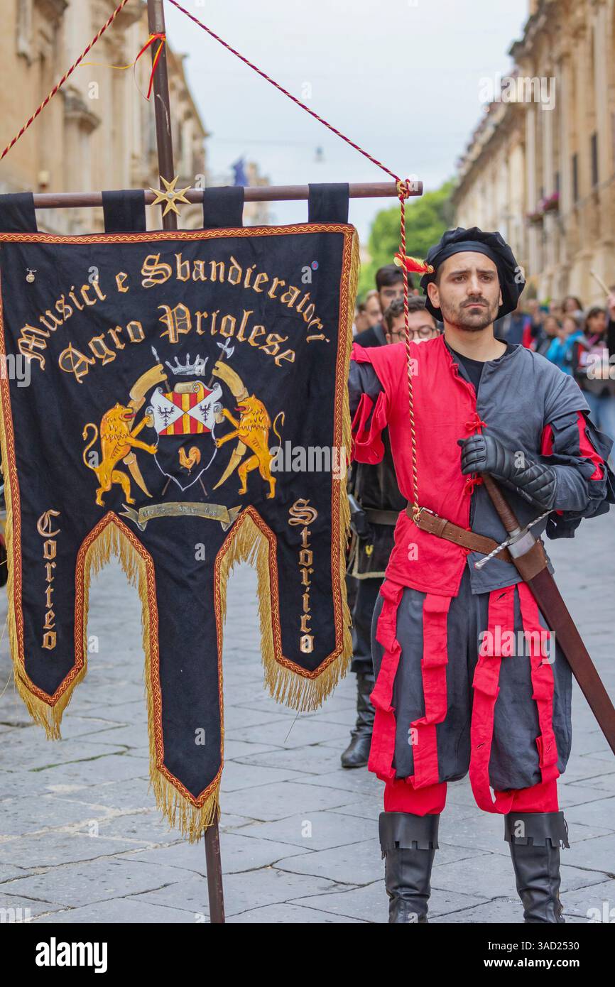 Partecipanti che indossano costumi storici in sfilata, noto, Valle di noto, Sicilia, Italia Foto Stock