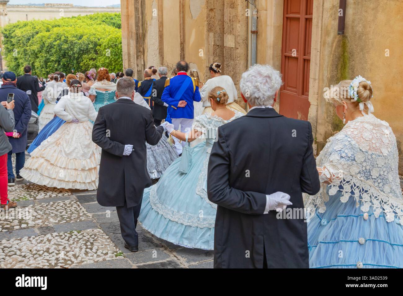 Partecipanti che indossano costumi storici, noto, Valle di noto, Sicilia, Italia Foto Stock