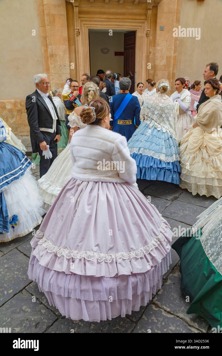 Partecipanti che indossano costumi storici, noto, Valle di noto, Sicilia, Italia Foto Stock