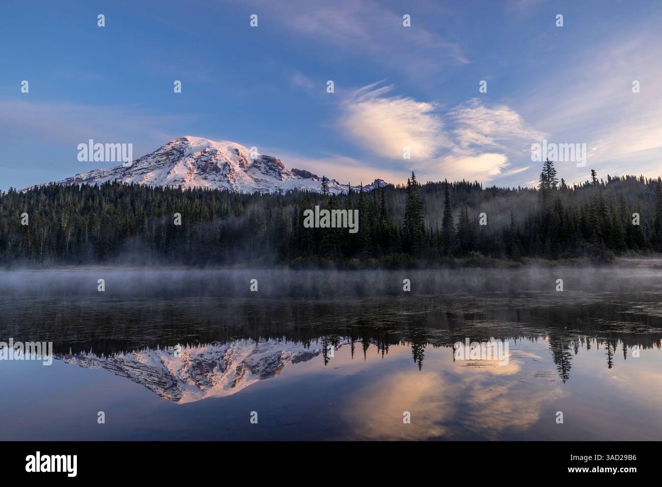 Mount Rainier nel lago Reflection nel Mount Rainier National Park, Washington State, USA Foto Stock