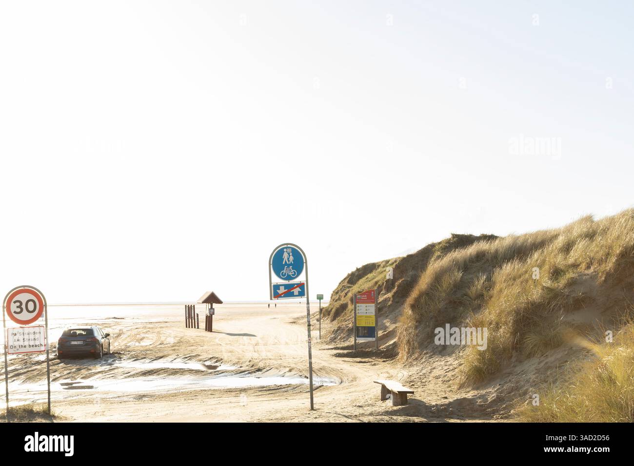 Cartelli alla spiaggia che attraversa per la spiaggia accessibile a Lakolk sull'isola di Römö, Danimarca, Europa Foto Stock