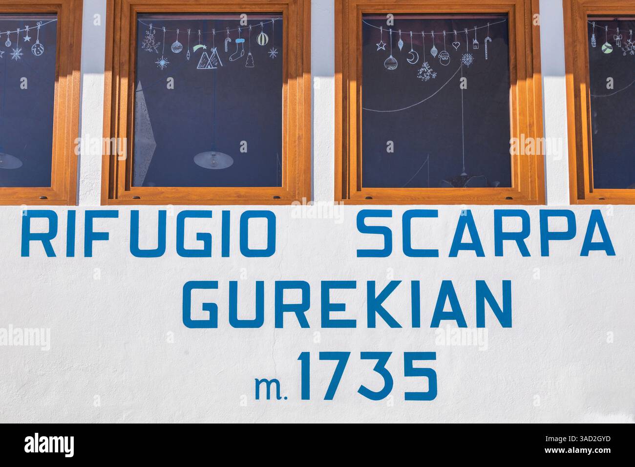 La scritta sulla parete esterna con il nome del rifugio, Scarpa / rifugio Gurekiano, Dolomiti Agordine, Monte Agner, provincia di Belluno, Veneto, Italia Foto Stock