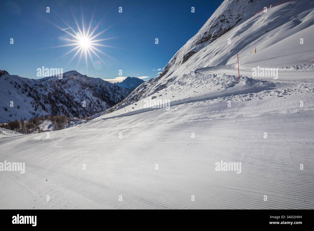 pista da sci appena preparata, mattina presto, giorno di sole, dolomiti, area sciistica della marmolada, rocca pietore, provincia di belluno, veneto, italia Foto Stock