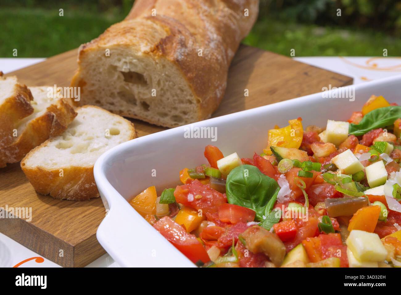 Ratatouille con baguette in un ambiente estivo all'aperto Foto Stock