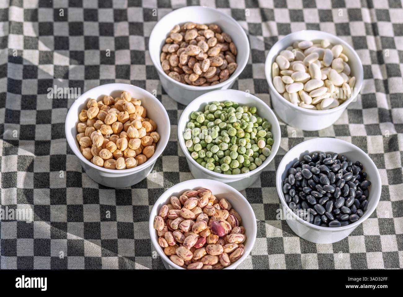 6 varietà di fagioli e piselli secchi: ceci, borlotti, fagioli bianchi, fagioli neri, quaglie, piselli verdi Foto Stock