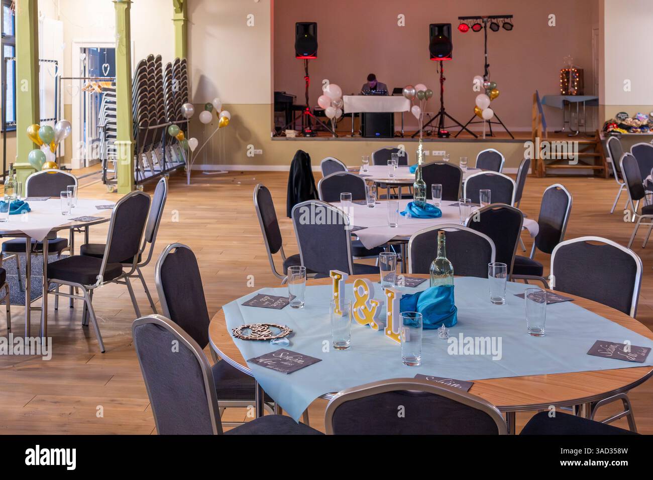 Sala comunità decorata con festività per una celebrazione di nozze Foto Stock