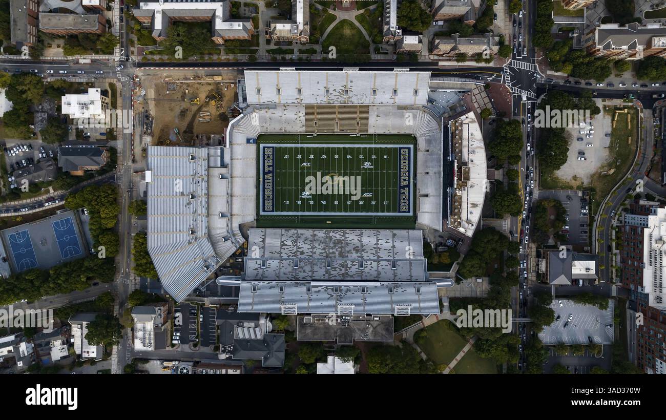 Una vista aerea dello stadio Bobby Dodd all'Hyundai Field mostra un vibrante stadio di calcio annidato nel cuore di Atlanta, circondato da strutture urbane Foto Stock