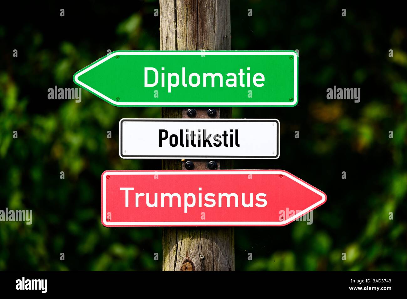 Segni con iscrizione stile politico, diplomazia e trombettismo, fotomontaggio Foto Stock