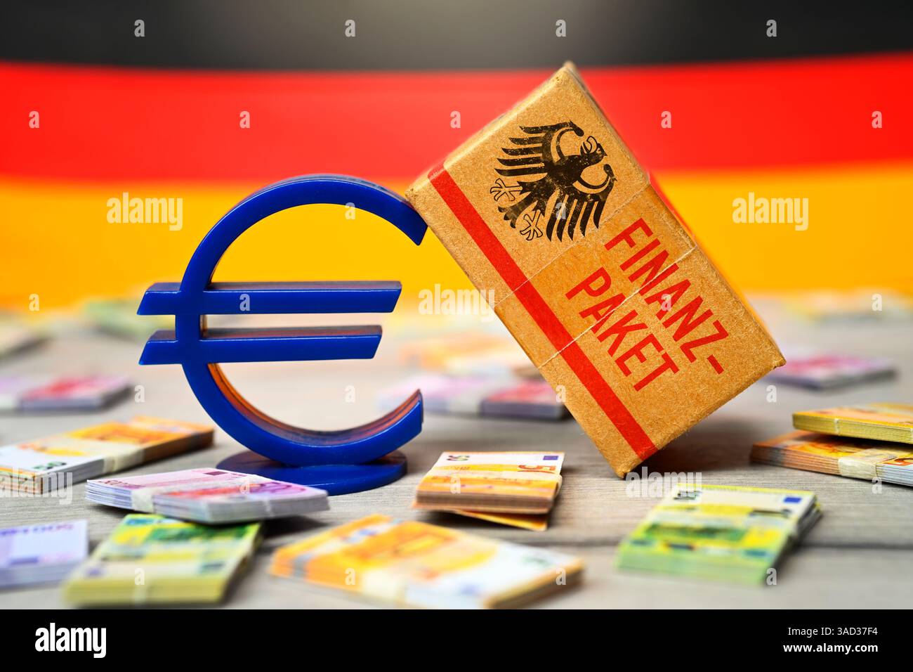 Simbolo e pacchetto euro con iscrizione pacchetto finanziario, foto simbolo, pacchetto debito, fotomontaggio Foto Stock