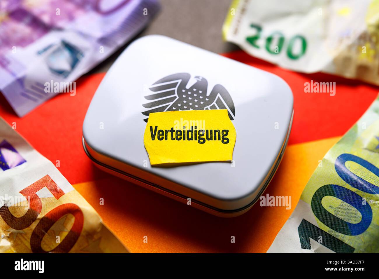 Scatola con aquila federale e etichetta dei prezzi con iscrizione difesa, pacchetti finanziari speciali, fotomontaggio Foto Stock