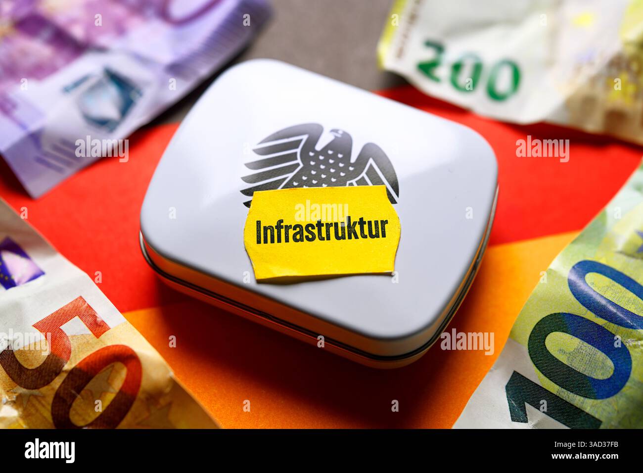 Scatola con aquila federale e etichetta dei prezzi con iscrizione infrastruttura, pacchetti finanziari speciali, fotomontaggio Foto Stock