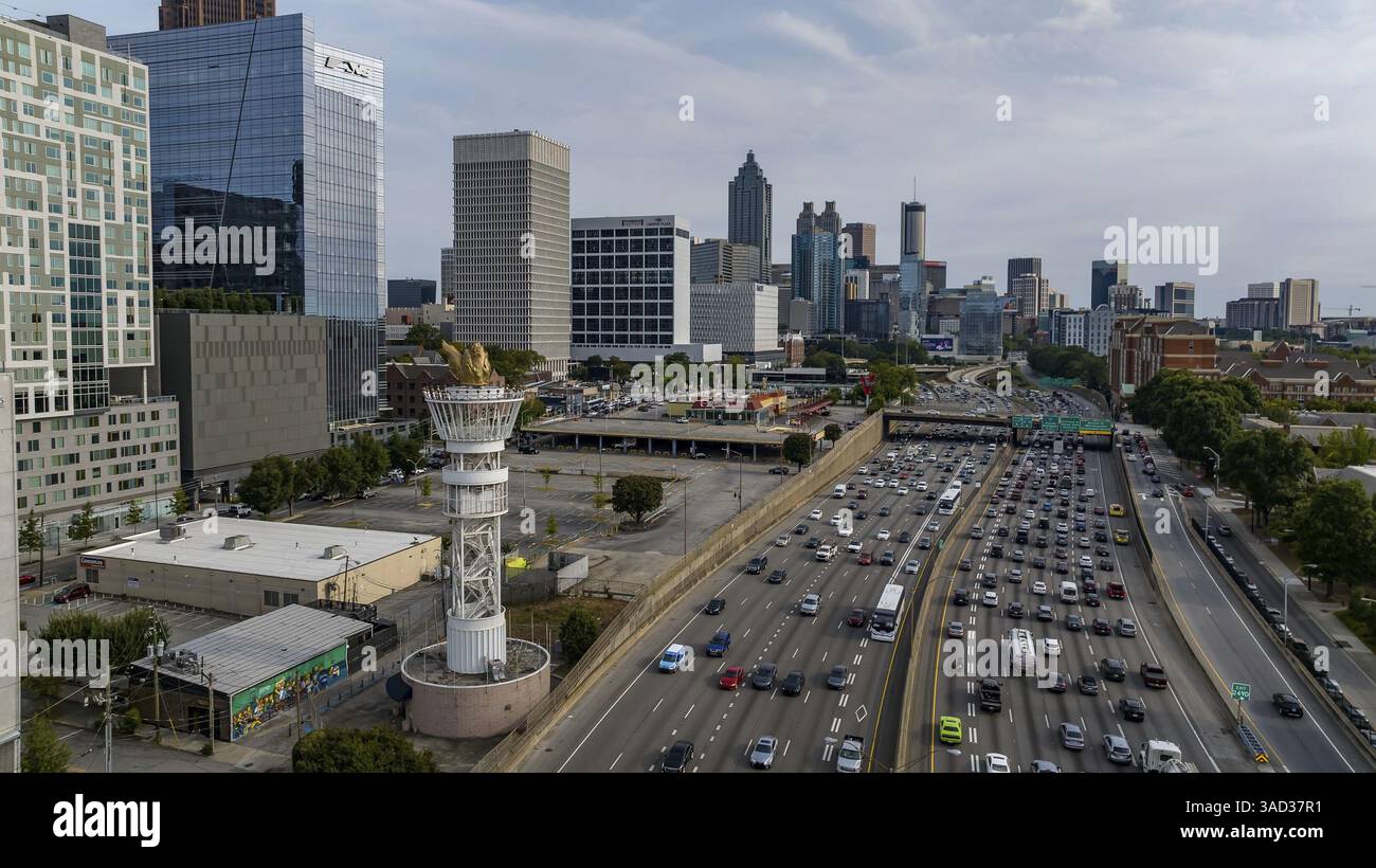 Le vedute aeree di Atlanta mostrano un vivace paesaggio urbano con eleganti grattacieli, lussureggianti spazi verdi e monumenti iconici come il Mercedes-Benz Stadium. Alto Foto Stock