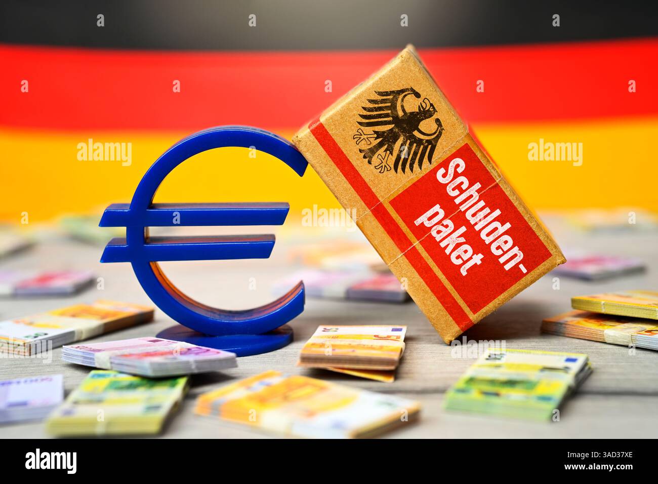 Simbolo e pacchetto euro con pacchetto debito con iscrizione, foto simbolo attività speciali, pacchetto finanziario, fotomontaggio Foto Stock