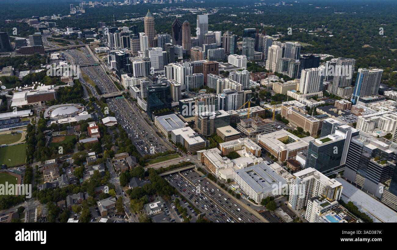 Le vedute aeree di Atlanta mostrano un vivace paesaggio urbano con eleganti grattacieli, lussureggianti spazi verdi e monumenti iconici come il Mercedes-Benz Stadium. Alto Foto Stock