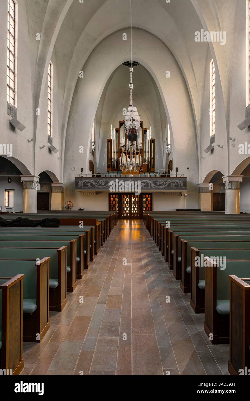 Helsinki, la chiesa di Mikael agricola prende il nome dal vescovo Mikael agricola (XVI secolo). È stato progettato in stile tardo funzionalista da Lars Sonck e completato nel 1935. Si trova nel quartiere Punavuori e può ospitare 850 persone. Interno con vista sull'organo. Foto Stock