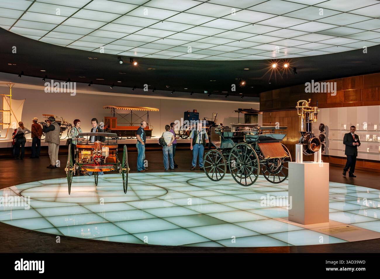 Germania, Baden-Württemberg, Stoccarda-Untertürkheim, Museo Mercedes-Benz, Daimler Motor Coach, Benz Patent Motor Coach Foto Stock