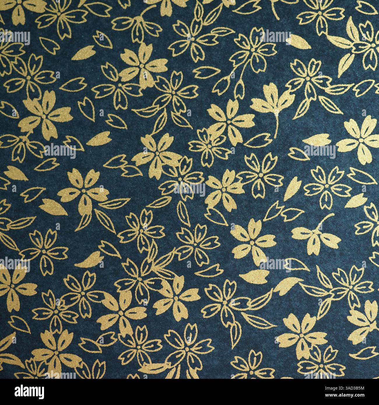Motivi tradizionali giapponesi con tema floreale (fiori di ciliegio dorato su sfondo blu scuro) Foto Stock