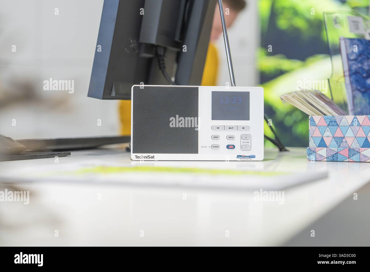 Moderna radio da tavolo TechniSat su una scrivania da ufficio con display elettronico, centro informazioni turistiche Calw, Foresta Nera, Germania, Europa Foto Stock