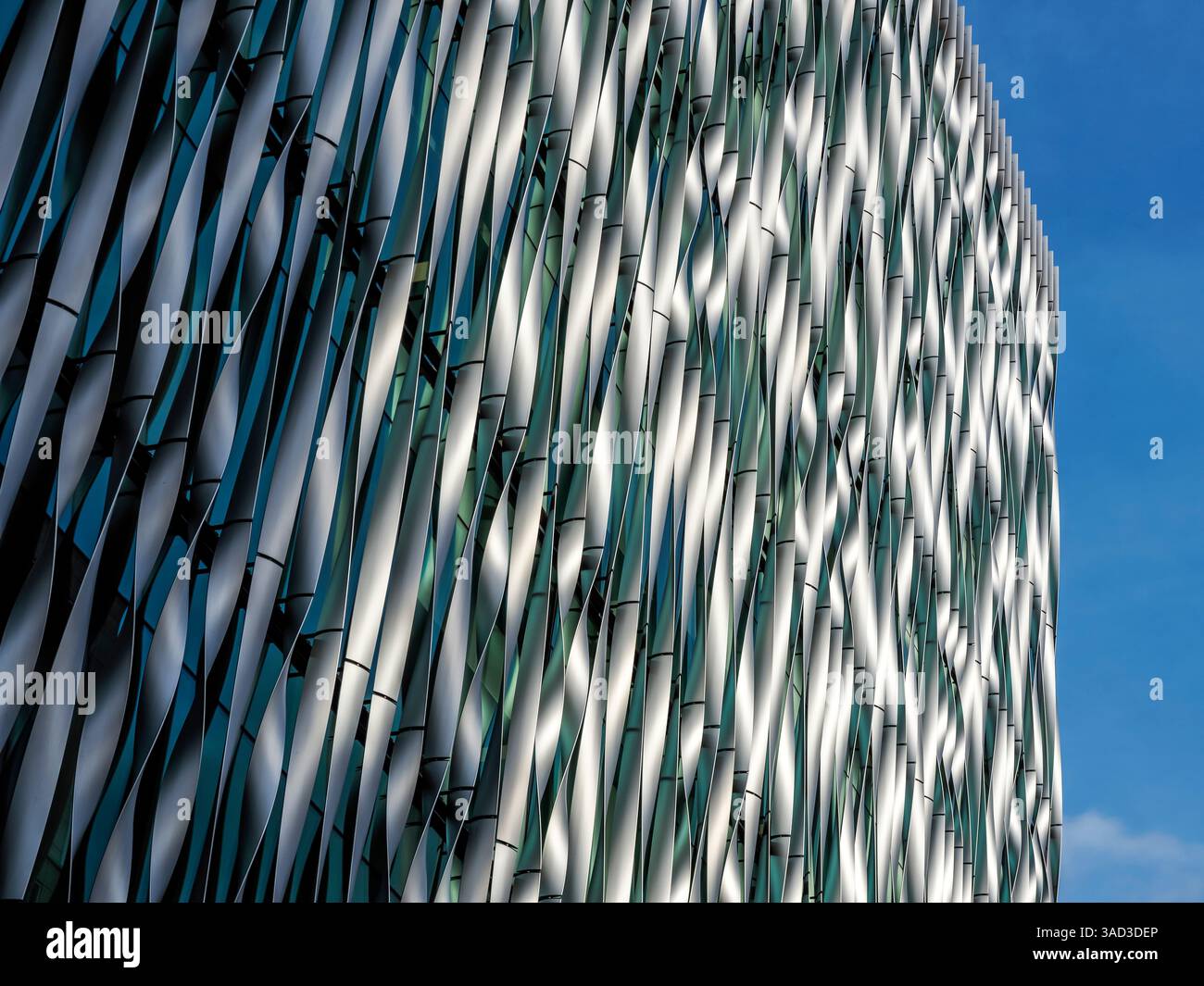 Scintillante facciata in metallo a Londra Foto Stock