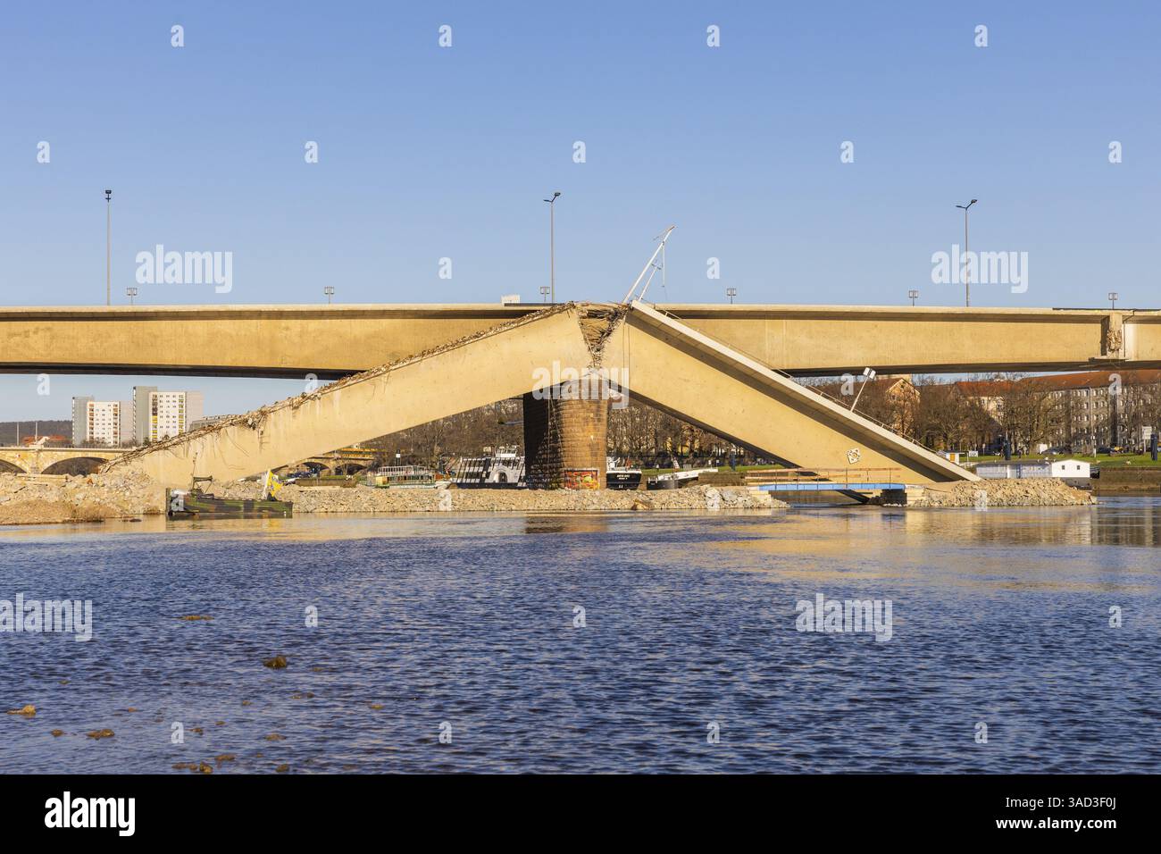 Dopo il parziale crollo del Ponte Carola, sono in corso lavori di demolizione. La strada di costruzione sulla Neustaedter Ufer doveva essere aperta Foto Stock