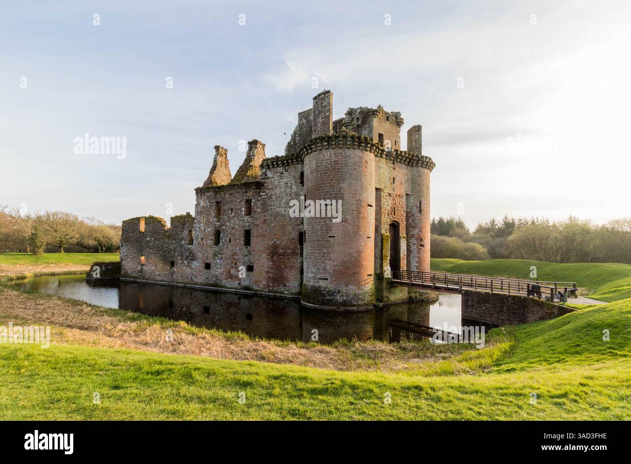 Castello di Caerlaverock a Dumfries, Regno Unito. Castello medievale circondato da un fossato Foto Stock