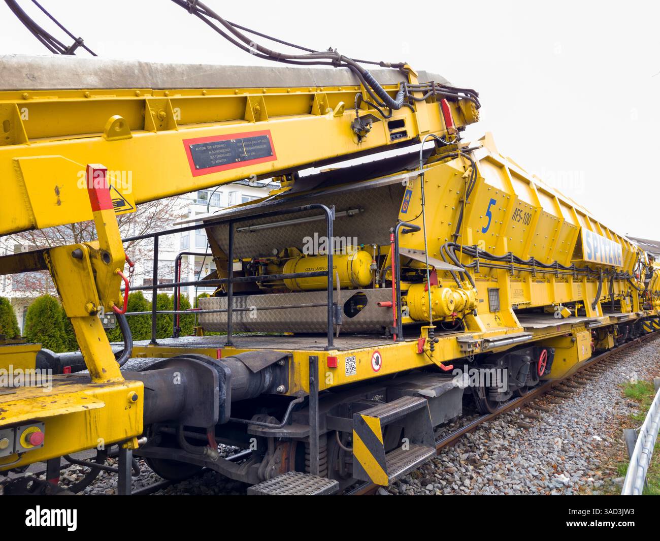 Lavori di costruzione di binari sulla linea ferroviaria, pulizia di zavorre, risanamento delle formazioni, Bad Wörishofen, Baviera, Germania, Europa Foto Stock
