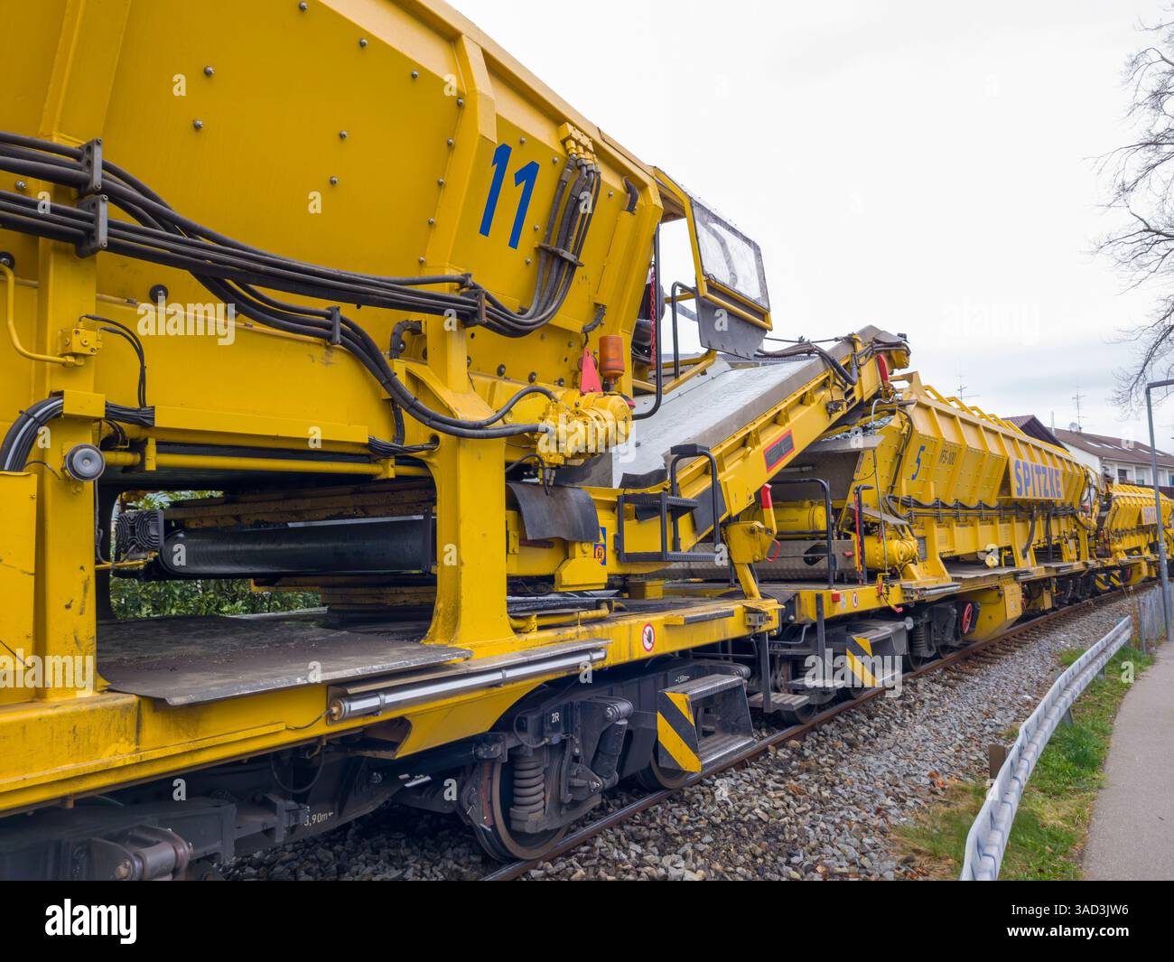 Lavori di costruzione di binari sulla linea ferroviaria, pulizia di zavorre, risanamento delle formazioni, Bad Wörishofen, Baviera, Germania, Europa Foto Stock