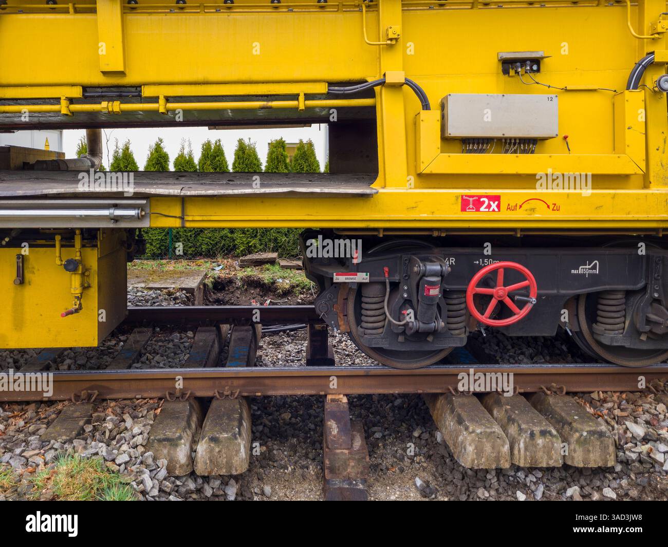 Lavori di costruzione di binari sulla linea ferroviaria, pulizia di zavorre, risanamento delle formazioni, Bad Wörishofen, Baviera, Germania, Europa Foto Stock
