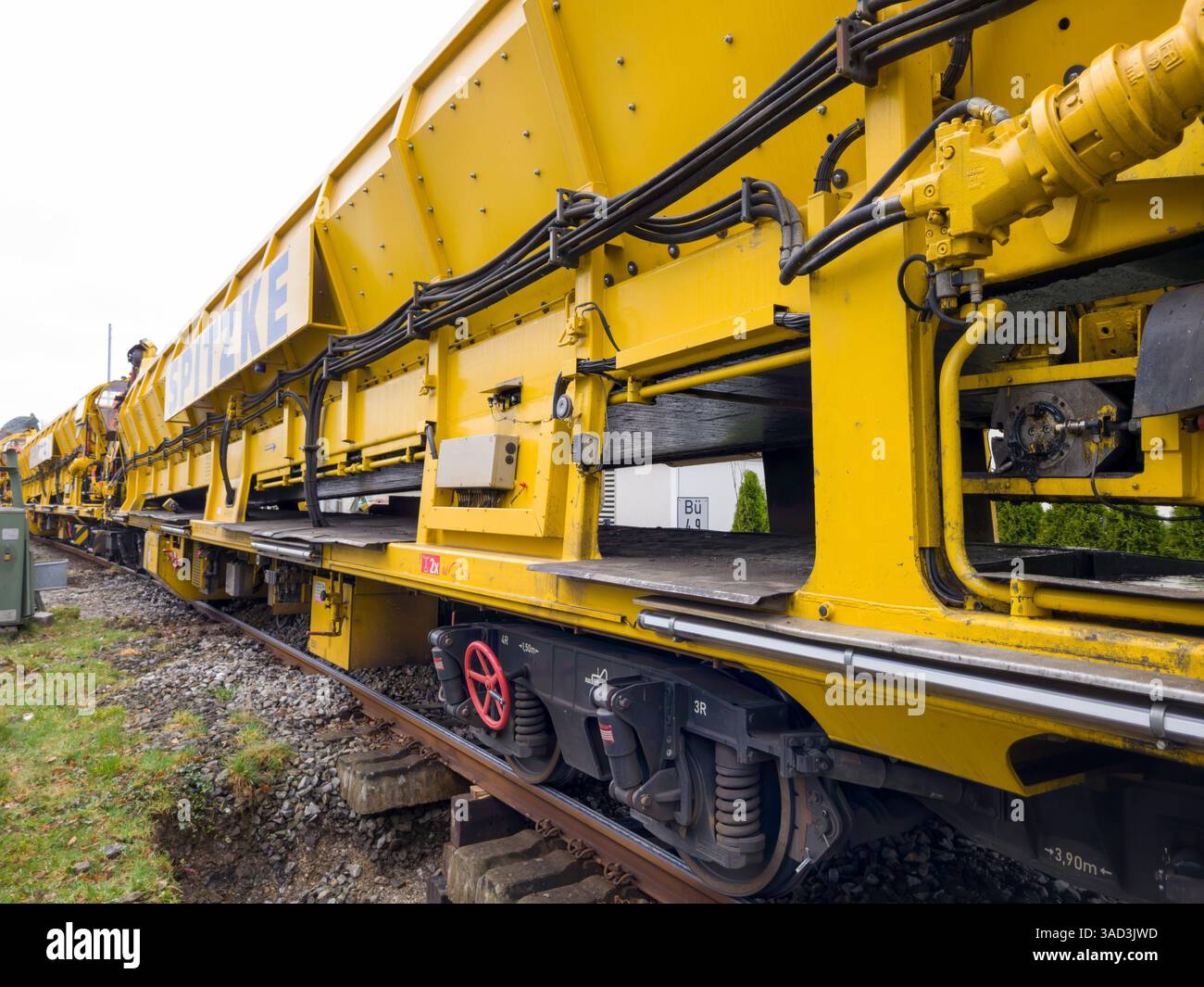Lavori di costruzione di binari sulla linea ferroviaria, pulizia di zavorre, risanamento delle formazioni, Bad Wörishofen, Baviera, Germania, Europa Foto Stock