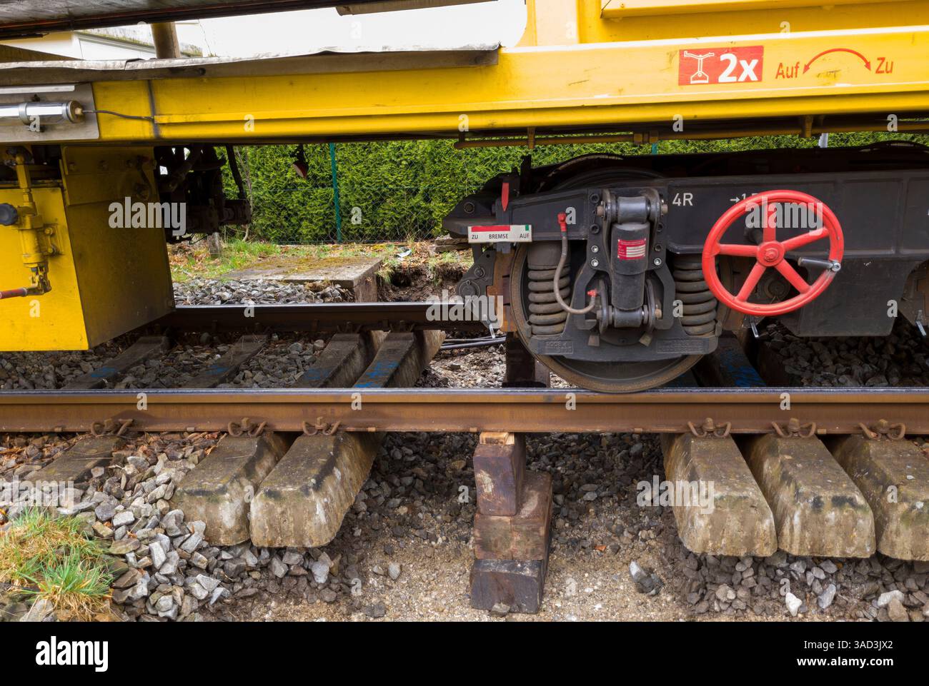 Lavori di costruzione di binari sulla linea ferroviaria, pulizia di zavorre, risanamento delle formazioni, Bad Wörishofen, Baviera, Germania, Europa Foto Stock