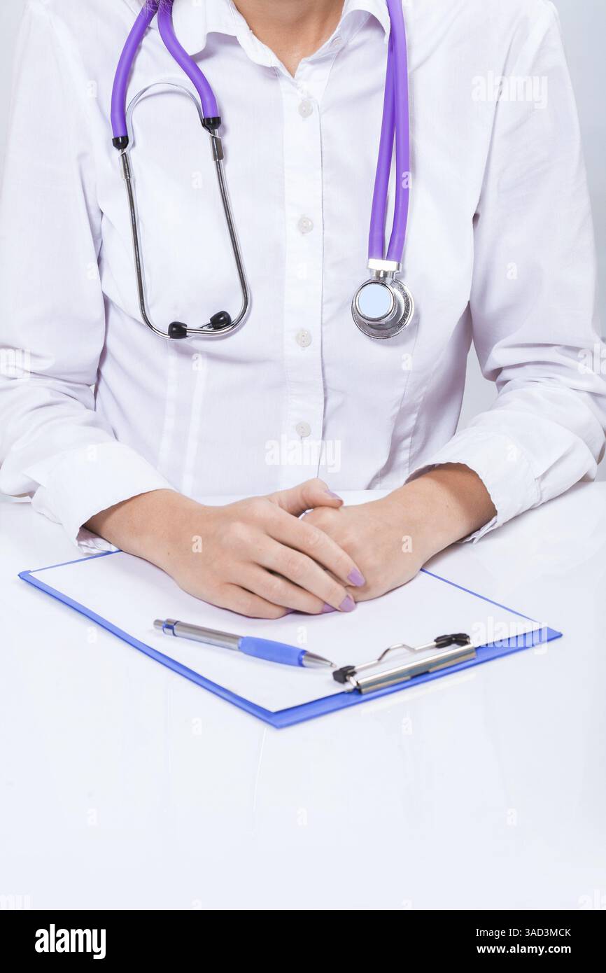 Medico donna con le mani sul tavolo molto vicino Foto Stock Medico donna con le mani sul tavolo molto vicino Foto Stock