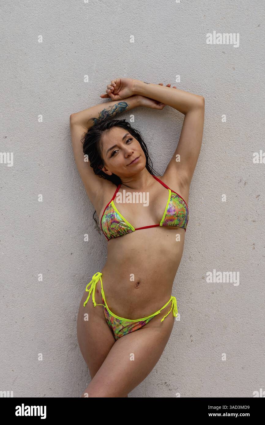 Una bella modella latina gode del tempo su Una spiaggia del Golfo del Messico vicino a Sinanche Yucatan Mexico, Sinanche, Messico, America centrale Foto Stock