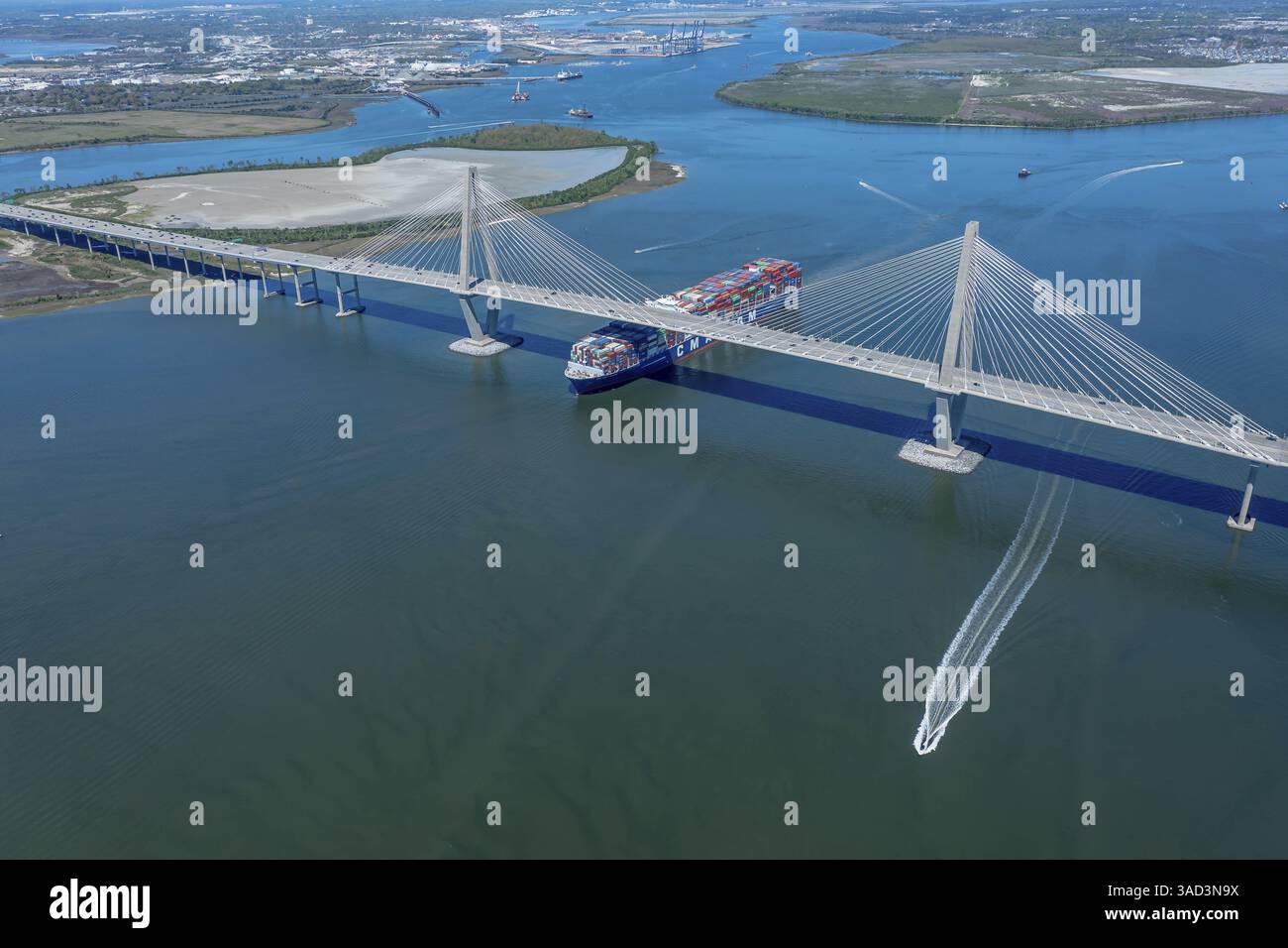 Arthur Ravenel Jr. Bridge è un ponte strallato nella Carolina del Sud, che collega Charleston e Mount Pleasant. La sua campata principale di 546 piedi è di grado inferiore Foto Stock