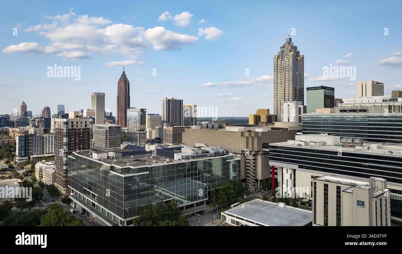 Le vedute aeree di Atlanta mostrano un vivace paesaggio urbano con eleganti grattacieli, lussureggianti spazi verdi e monumenti iconici come il Mercedes-Benz Stadium. Alto Foto Stock