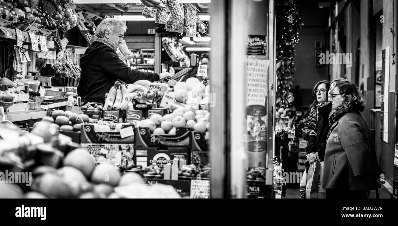 Italia, Bologna, mercato delle Erbe, mercato ortofrutticolo Foto Stock