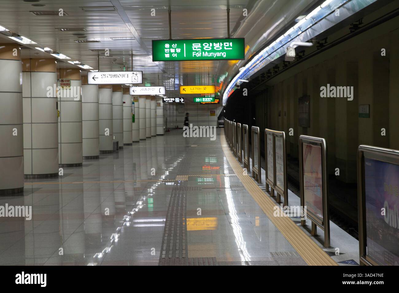 DAEGU, COREA DEL SUD. 4 MAGGIO 2011. Una piattaforma della metropolitana di Daegu pulita e tranquilla con pavimentazione tattile e segnali di sicurezza garantisce un ambiente di viaggio sicuro. Foto Stock
