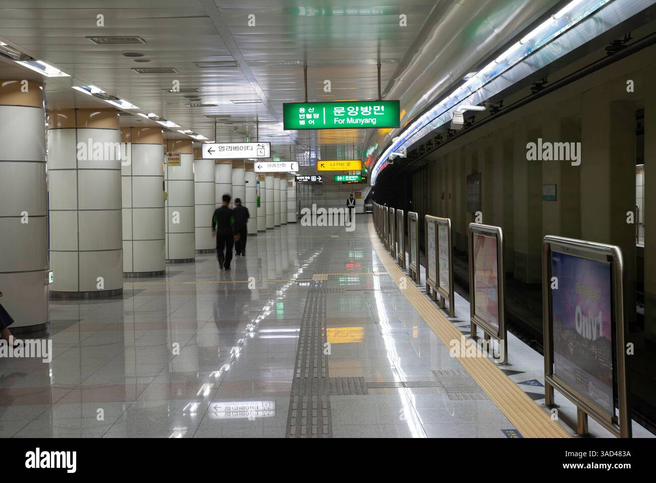 DAEGU, COREA DEL SUD. 4 MAGGIO 2011. Una piattaforma della metropolitana di Daegu pulita e tranquilla con pavimentazione tattile e segnali di sicurezza garantisce un ambiente di viaggio sicuro. Foto Stock