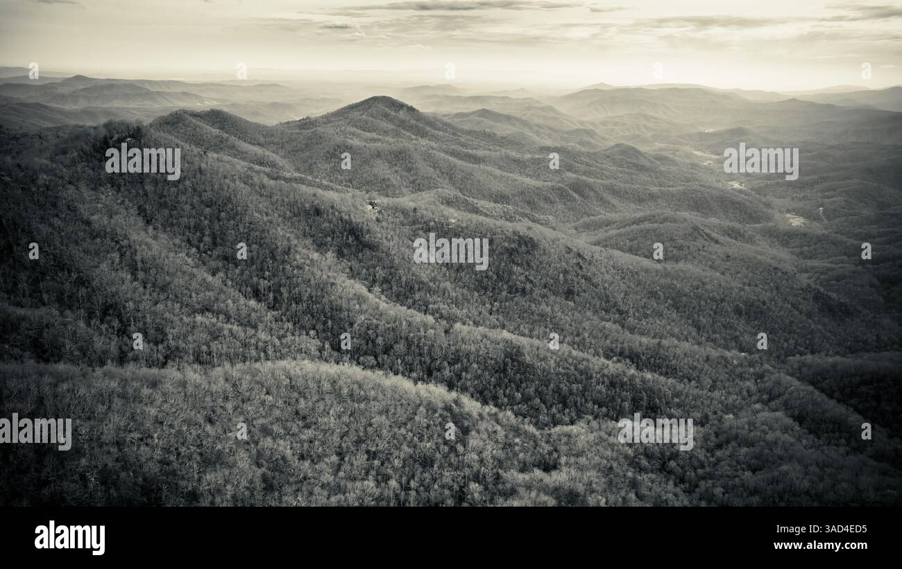 Vista aerea delle colline del North Carolina in bianco e nero Foto Stock Vista aerea delle colline del North Carolina in bianco e nero Foto Stock
