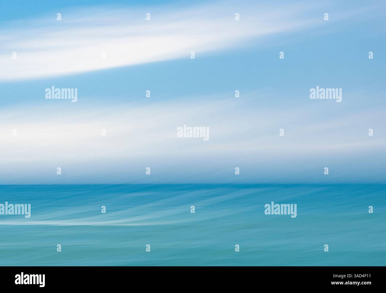 Blu e bianco abstract sfocato di mare e cielo. Foto Stock