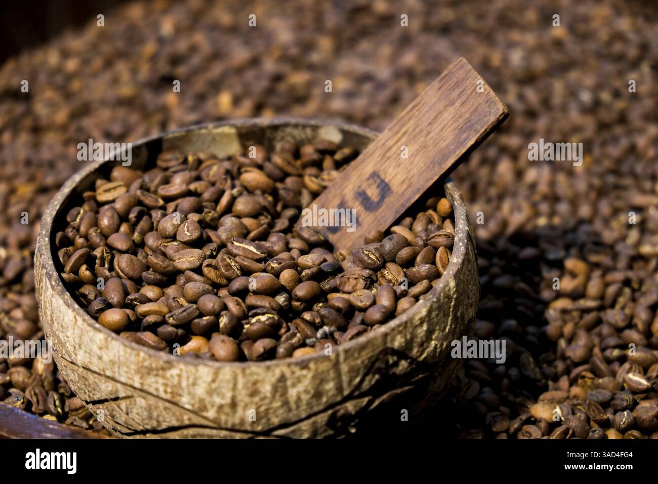 Bruxelles, Belgio. Chicchi di caffè tostati in vendita nel cestino della caffetteria Foto Stock