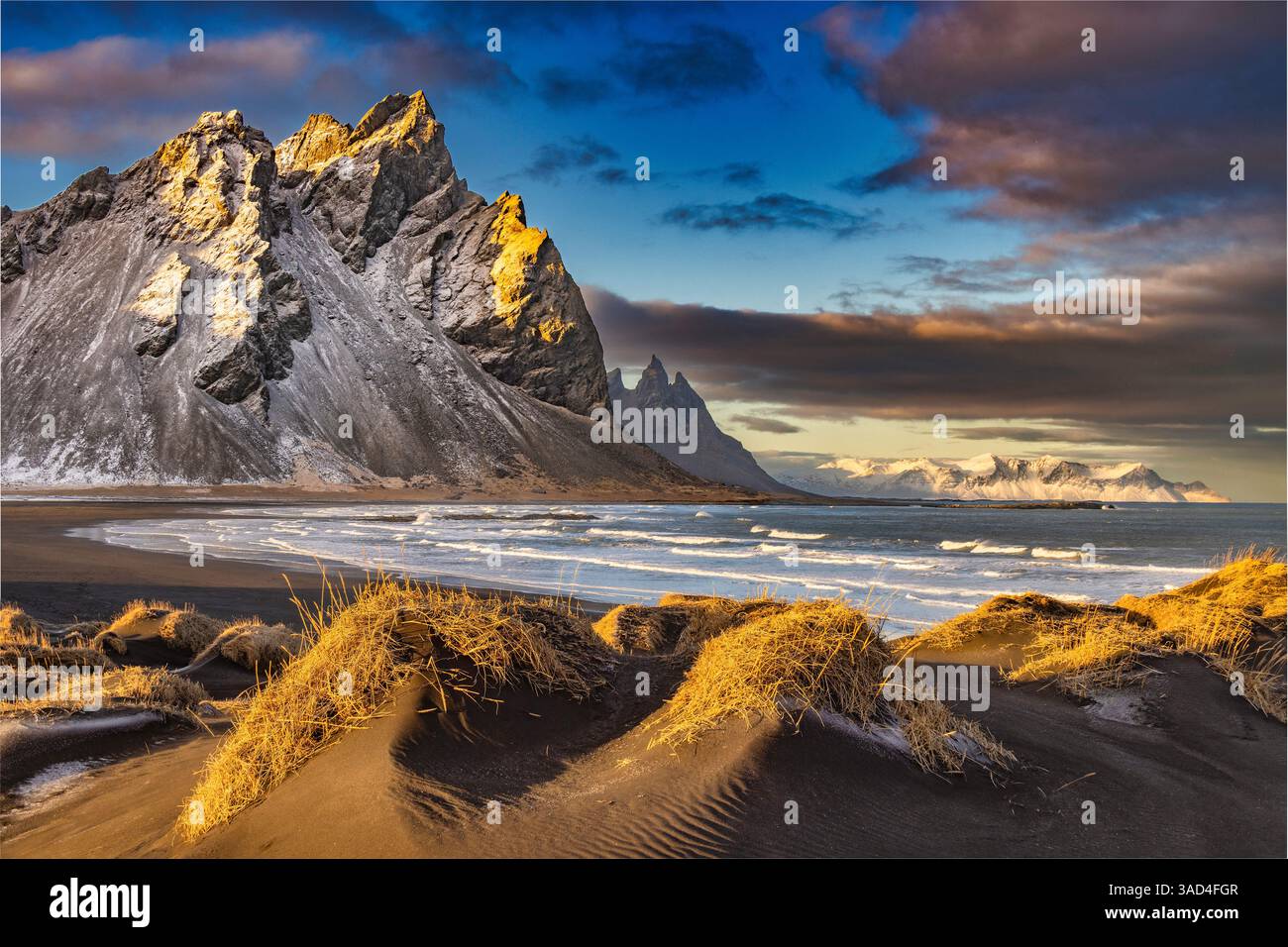 MT. Vestrahorn con dune, Islanda Foto Stock