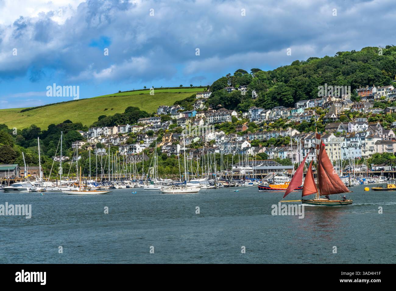 Red Sailboat sailing, Dartmouth, Kingswear, Devon, Inghilterra. Foto Stock