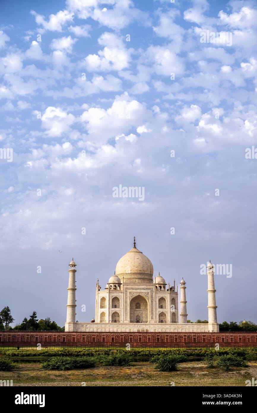 India, Uttar Pradesh, Agra. Taj Mahal, con vista verticale grandangolare nel cielo della mattina presto Foto Stock