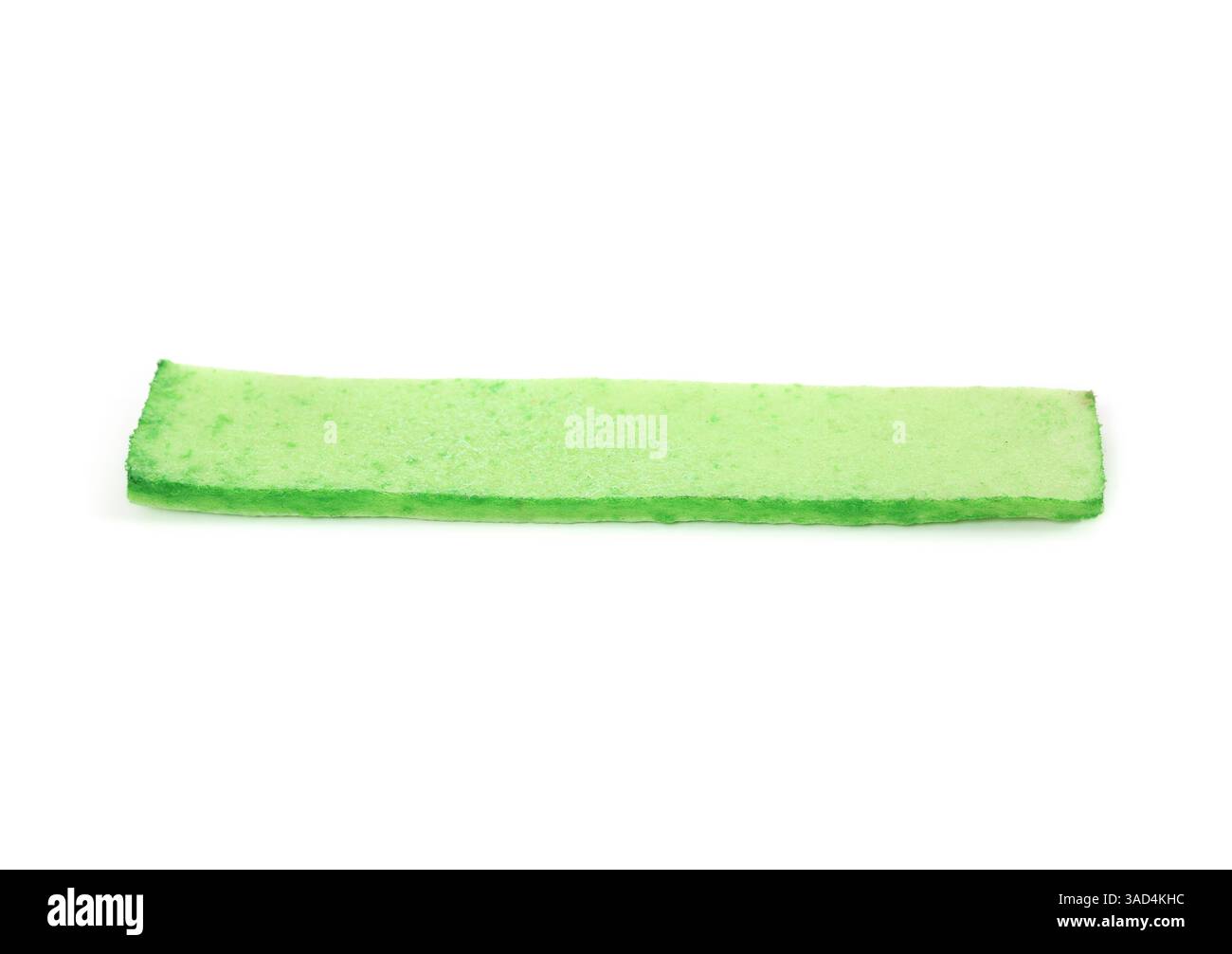 Bastoncino da masticare dentario Spirulina isolato per cani e cuccioli. Striscia di mastice verde. Trattamento masticabile dentale per la salute orale. Aiuta con la placca, l'alito fresco e Foto Stock